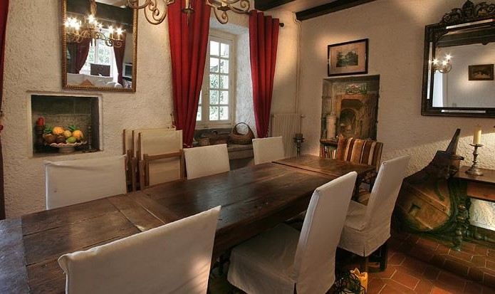 The huge table welcomes 8 to 10 guests for your festive meals