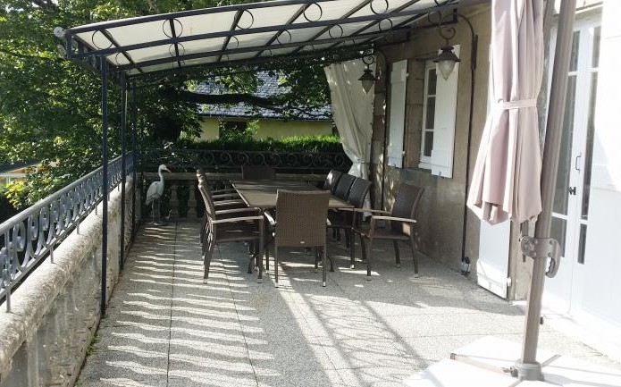 Terrace overhanging the swimming pool and the lake